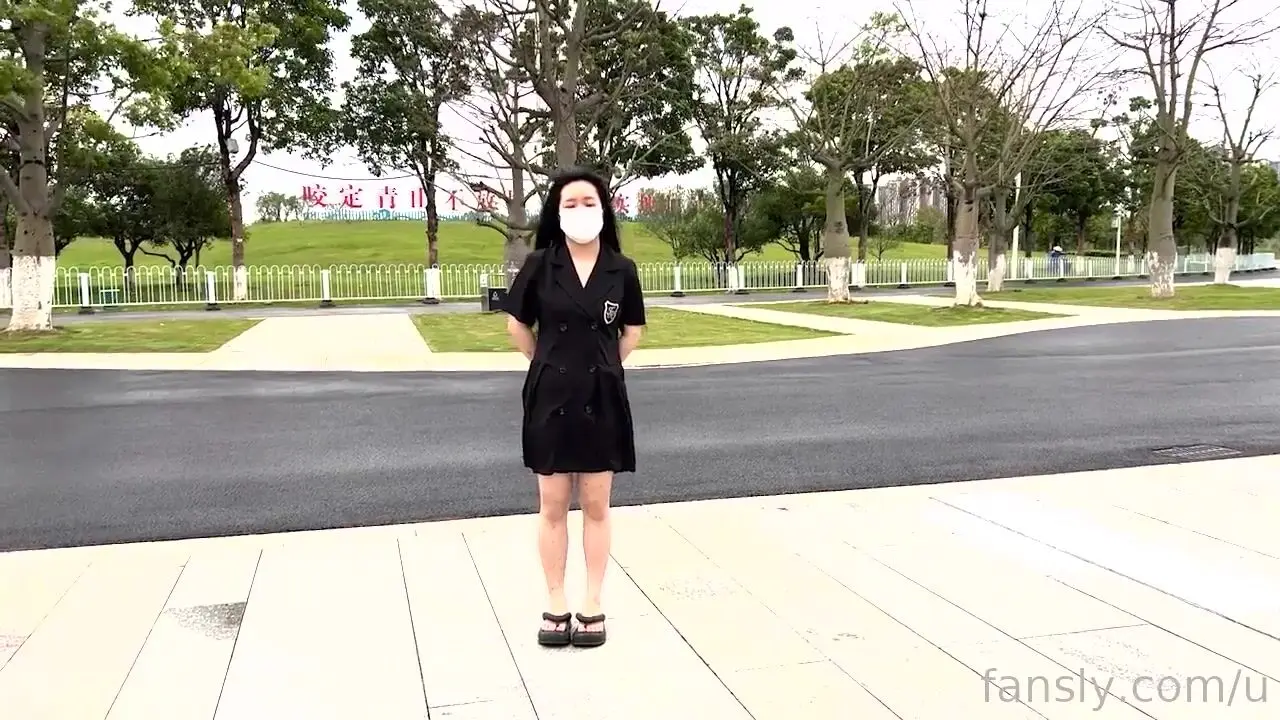 2025年12月最新，人气露出女神，【cikaimoon】，薄纱全透明，户外乡下乱逛，从白天到黑夜，闲逛青花瓷古镇好刺激！