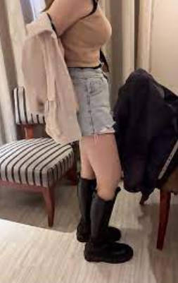 眼睛看到她的时候，看起来眼睛大的，以为是无害系，无意到….全身比例近乎完美…致还这么暴力…晃到阿鲸双眼发昏….