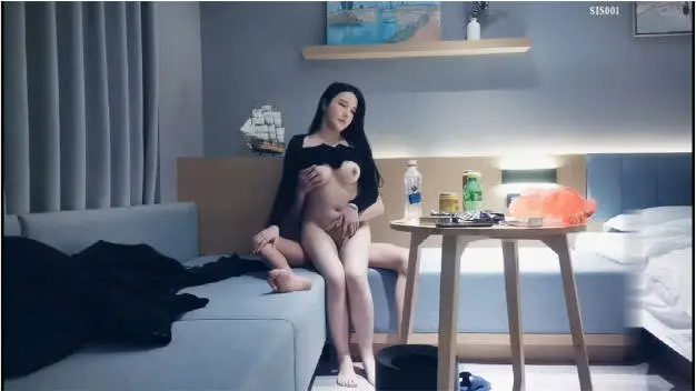 尤物级大胸女神约在酒店，身材真是好到爆，前凸后翘大长腿啪啪搞穴