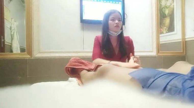 一代炮王，疯狂的做爱机器，【山鸡岁月】，有几分姿色的四川小美女，这对馒头不错，屄也粉，额外加了两千
