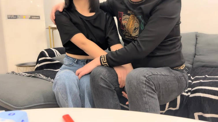 【探访新世界】新晋老哥约妹妹，沙发骑在身上摸摸搞搞，埋头吃吊，骑乘位暴插骚穴