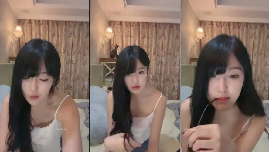 最新流出，超清纯学姐【柳二路豆腐】超骚小母狗，在家聊着脱光自慰，竟是嫩奶无毛逼