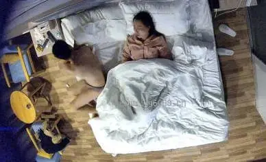 【寂寞女开房】，换上睡衣等男友洗完澡后，主动上位，做爱疯狂饥渴，相拥入眠对白精彩