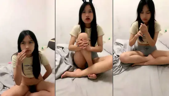 兔女郎黑丝小妹露脸镜头前被纹身小哥调教玩弄，乖巧听话口交大鸡巴，让小哥用道具插逼，吃奶抠穴无套爆草