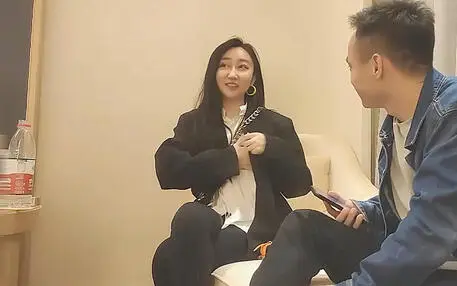 黑帽大耳环长腿妹子啪啪，舔弄摸奶调情特写口交后入抽插猛操