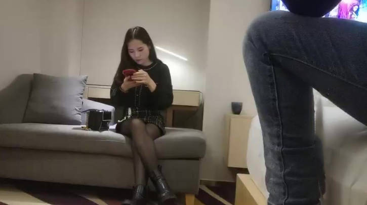 服务不错少妇，穿上黑丝任意玩弄，撕裆翘起屁股摸逼，深喉口交骑乘后入猛操