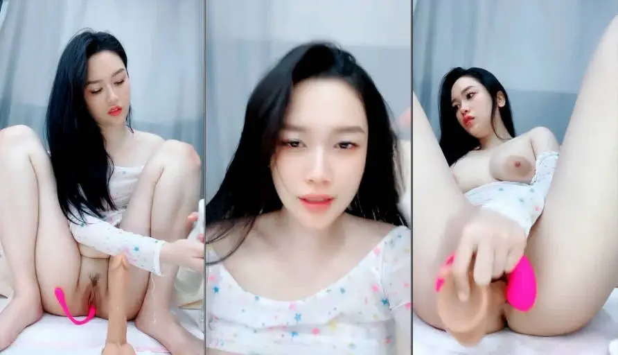 妩媚销魂淫水多多的宝贝全程露脸激情大秀直播，揉奶玩逼跳蛋道具齐上不停抽插骚穴，浪叫不止表情好骚喷水了