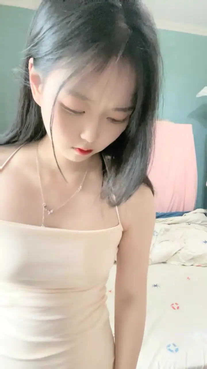模特美少女，香软酥胸，换上开档黑丝，超级粉嫩穴，一线天没有阴唇