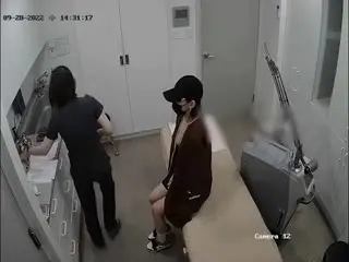 【整形医院破解摄像头】带着口罩就像明星的极品女神隆胸检查