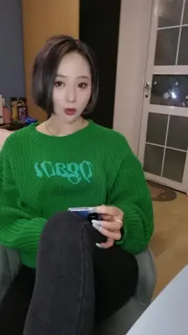 浓妆妖艳美御姐!气质超棒!换上睡衣自摸无毛骚穴,翘起屁股被炮友爆菊,黑丝美腿掰穴揉搓