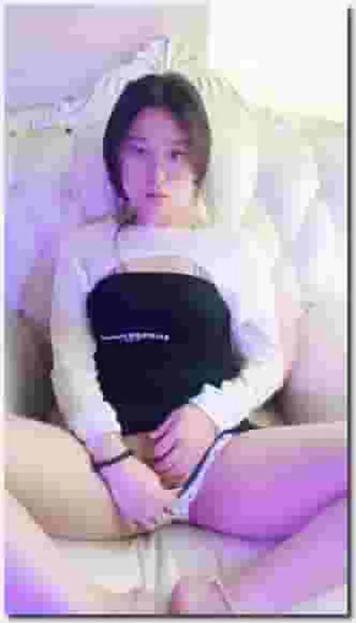 长相文静无毛白虎新人眼镜妹自慰收费秀，手伸进内裤自摸揉奶，脱掉内裤掰穴特写，黑色网袜拿出跳蛋按摩器塞入震动