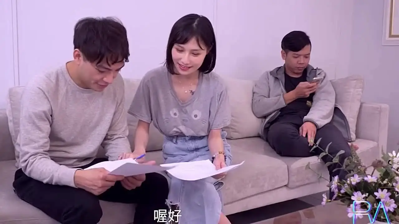 大陆AV剧情:漂亮女房主被新房客热情招待.
