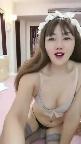 长发轻熟女,情趣比基尼,精致装扮的美少妇,无套啪啪,做爱姿势很多最后内射