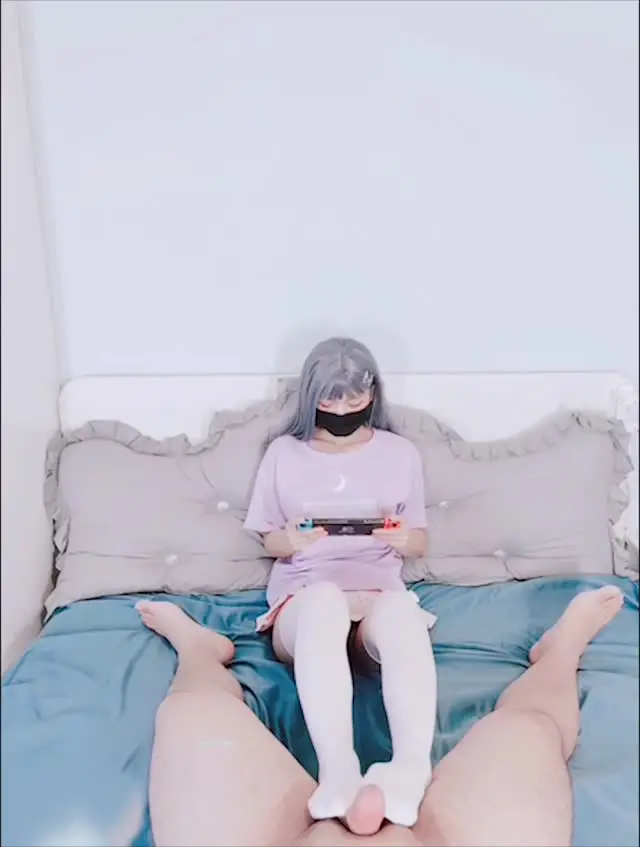 重金购得逼逼超粉嫩的抖音萌妹子（白袜袜格罗丫）裸舞与粉丝乳交足交无套啪啪