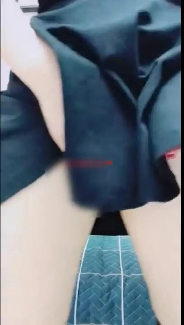 【在线】性感网红美女主播萌妍妍跑车福利剧情演绎下班忘带钥匙在对面邻居家等妈妈回来时故意勾引邻居沙发上PP! 1V