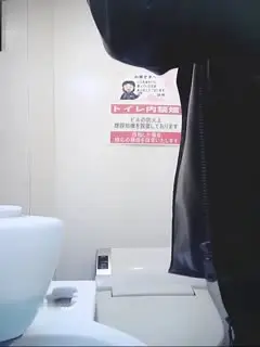 美女如云美容院公共女厕正面偷拍_