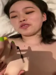 一边被爆插一边和好闺蜜聊天 (1).