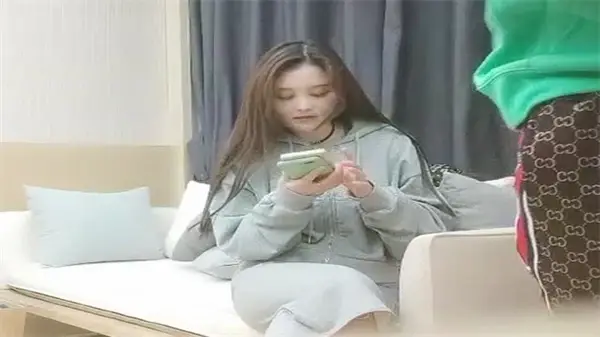 眼镜网约极品白皙美乳女 被战神小利狂插到喷水