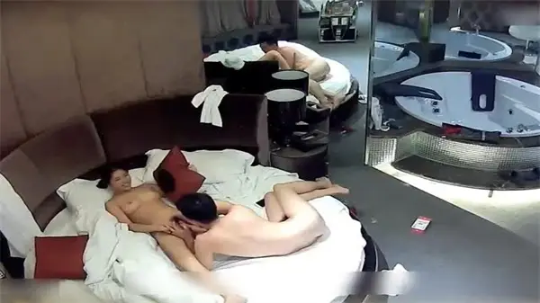 火辣诱人的豪乳尤物，一解衣露出那令人垂涎的秘境！