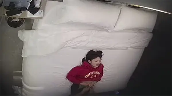 偷拍酒店激情！情侣开房全程记录，疯狂内射湿透床单