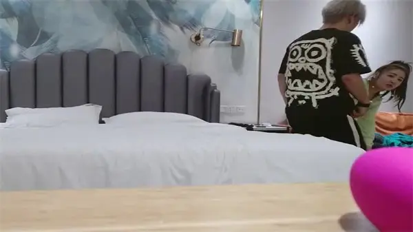 暗拍！精壮小哥重金约炮黑丝肉感御姐，猛操内射