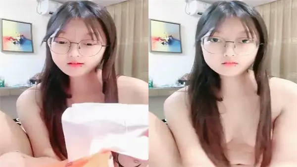 【眼镜娘极致挑逗】巨乳肥臀OL近距掰开粉嫩蜜穴 电动玩具调教淫语连发 无毛嫩鲍蜜汁泛滥实录