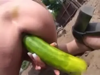 荡妇骑着巨大的黄瓜在野兽女孩的性爱动作中深喉骑乘马的鸡