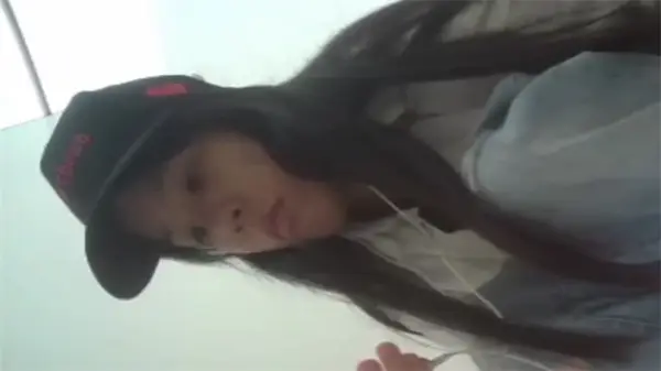 电子厂内部偷拍！清纯靓妹连体裙真空出镜，正面全景高清无码，裙下春光尽露！