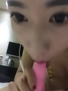 【国产精选】土豪狼粉付费群大眼睛美女直播大秀裸体跳艳舞