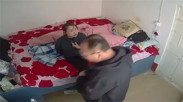 东北大叔偷腥实录：老婆不在家，与情人激情约炮，各种姿势狂干到爽