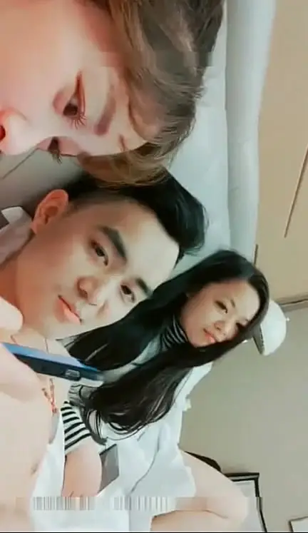 爆操双飞！帅气男主播在豪华套房征服2位良家嫩妻边干边直播