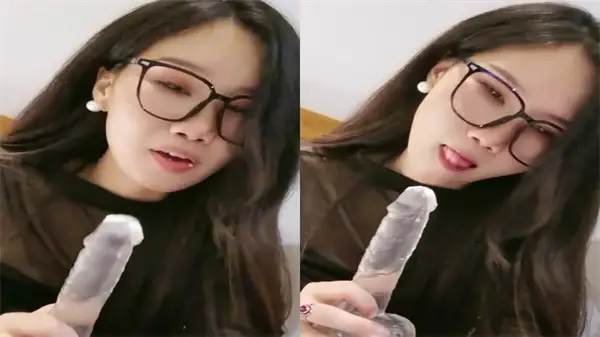 开档黑丝肥臀眼镜骚母狗 淫声荡语掰穴扣逼 假屌爆插骚逼近拍实录