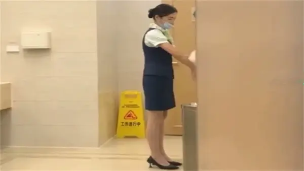 极品空姐机场厕所遭偷拍 丝袜高跟秒变淫荡肉便器