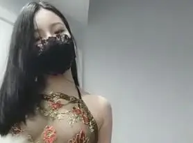 新人校花主播蓝兔子激情自慰大秀：无毛嫩穴湿漉漉，扇子舞撩人至极！