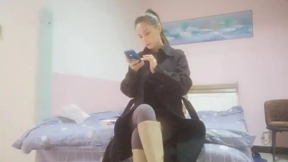 大长腿高马尾御姐美乳翘臀紧身裤,扒掉裤子摸穴张开双腿猛操,骑乘呻吟一脸享受