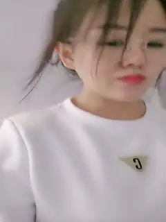 新来的气质眼睛小少妇露脸深夜陪狼友发骚诱惑，性感的睡衣漏着骚奶子跟狼友撩骚互动听指挥，道具抽插冒白浆第01集