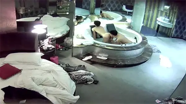 黑客入侵偷拍！高颜值名校情侣私密性爱视频疯狂流出