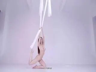 《重磅VIP精品⭐福利》极品女神上流御姐女人味十足阿伦(维拉语梦)日月俱乐部顶级裸体瑜伽 脱衣走秀 空中裸体瑜伽笑容超甜语梦空中瑜伽02_(new)第01集