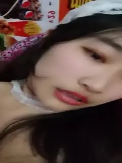 非常可爱的妹子情趣女仆装扮，露脸黑丝开档道具小黄瓜自慰骚逼呻吟，跳弹摩擦第02集