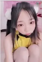推特网红小仙云儿穿皮卡丘情趣紧身衣自慰抠穴，忘情舔弄淫水浪叫不断！