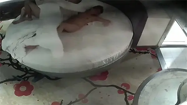 情趣酒店白色圆床偷拍流出，隐秘镜头下的疯狂性爱实录！