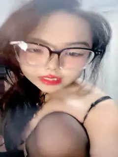 【我还是个处】肉欲系美女，丰乳肥臀黑白丝袜，掰开肥穴特写