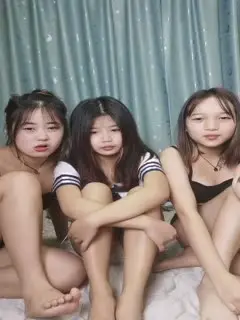 广东嫩模三美同床，全程露脸制服诱惑，在狼友的指挥下脱光，揉奶玩逼舔奶子，道具抽插姐妹骚穴浪叫呻吟不止第03集