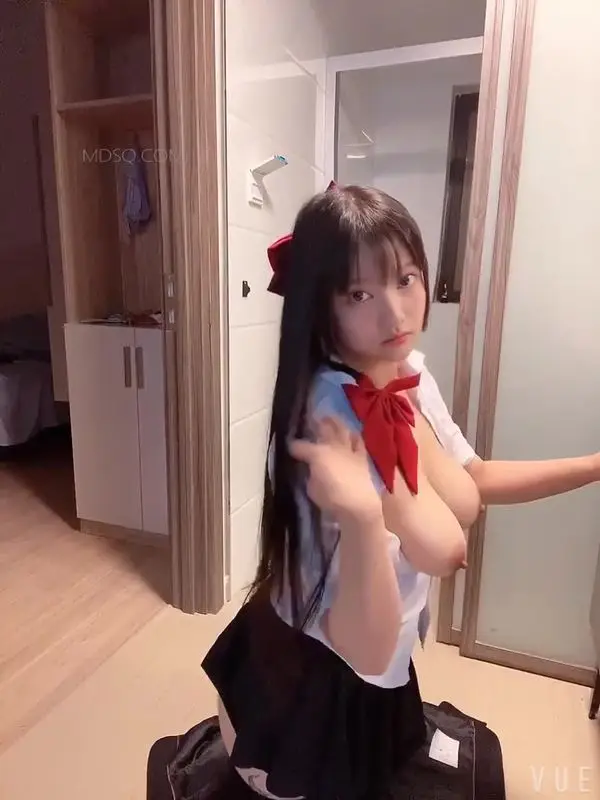 知名漫展巨乳Cos『小尤奈』土豪私人定制视频自拍