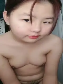 呆萌可爱的萝莉小妹，新来的啥都不懂全程露脸让狼友调教，互动撩骚揉奶玩逼看特写，小穴紧紧嫩嫩的精彩刺激第02集