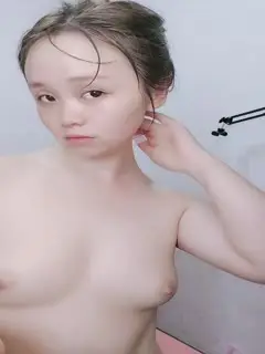 迷人的高跟小少妇露脸大秀直播，表情好骚道具抽插闭着眼睛叫狼友爸爸享受快感刺激，跳蛋塞逼里搅拌淫水好多第05集