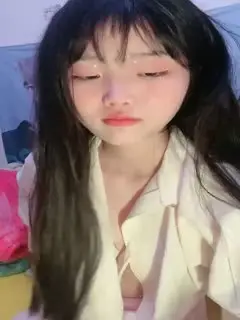 清纯可爱学妹露脸刚下海不酒大秀直播赚外快，在狼友的金钱攻势下展示，全裸脱光互动撩骚，掰开小穴玩小豆豆第02集