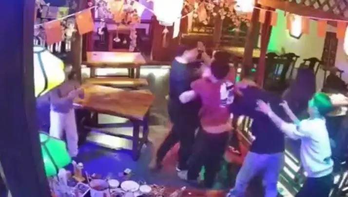 互相看不顺眼直接开打..