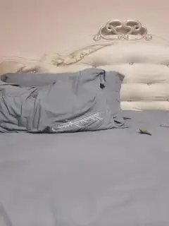 长发眼镜御姐黑丝网袜红色吊带睡衣，喜欢玩道具，茄子，大黑牛自慰刺激阴蒂第02集