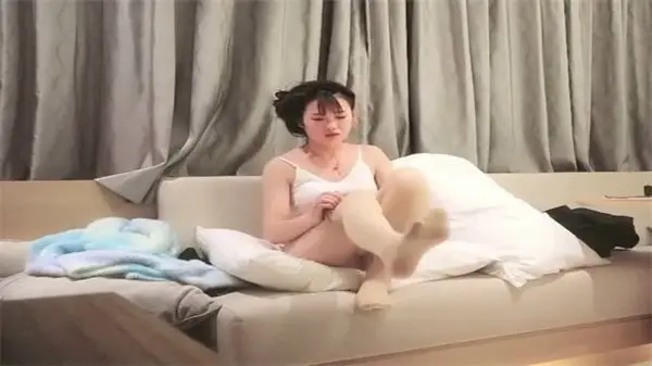 偷拍实录：巨根土豪天價約炮肉絲苗條妹，襠下妖槍狂暴輸出高速抽插！
